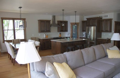 Waupaca Casa | Familia Lakehouse: agua cristalina, playa de arena blanca, nueva construcción