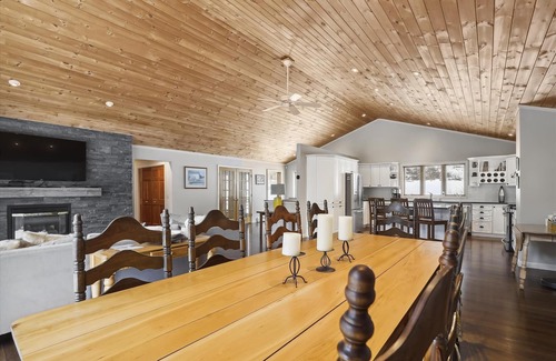 Stowe Hollow Casa | Pine Lodge: 4 br, fireplace, a/c, pool table, pond and deck!