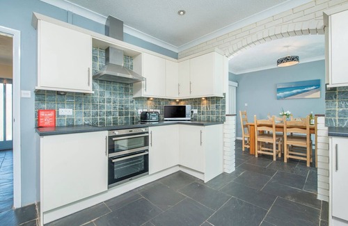 Wiseman's Bridge Casa | Pine Lodge, Holiday Home Wisemans Bridge, Pembrokeshire, Sleeps 12, 5 bedrooms, bathrooms
