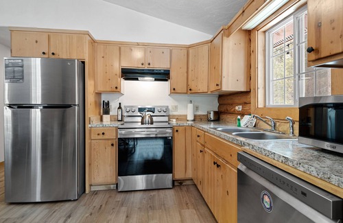 La Pine Casa | Pine Loop Log Cabin - 3 bedrooms / 1 Bath, Hot Tub, Dog-Friendly