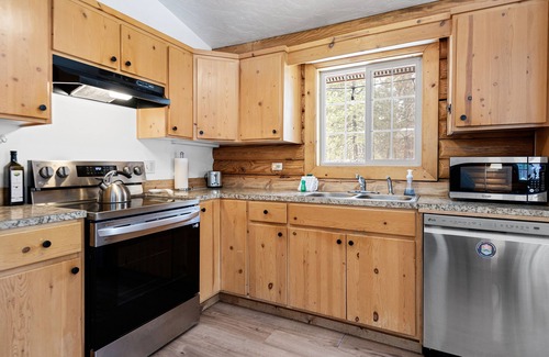 La Pine Casa | Pine Loop Log Cabin - 3 bedrooms / 1 Bath, Hot Tub, Dog-Friendly