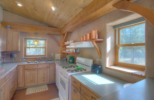 Los Ranchitos Estates Cabina | Pine Meadow Cabin | Straw Bale, Solar Powered Cabin in Woods - Pets OK