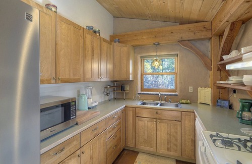 Los Ranchitos Estates Cabina | Pine Meadow Cabin | Straw Bale, Solar Powered Cabin in Woods - Pets OK