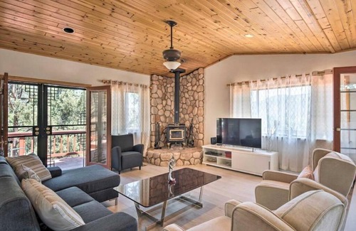Pine Mountain Club Apartamento | Pine Mountain Club 3-BDR Treehouse Cabin Retreat