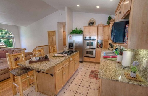 Pioneer Trail Casa | Pine Mountain Paradise 3 Bedroom Home by RedAwning