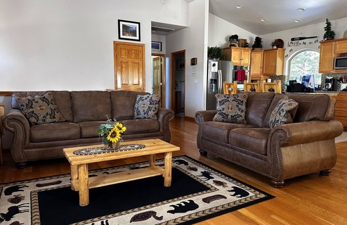Pioneer Trail Casa | Pine Mountain Paradise 3 Bedroom Home by RedAwning