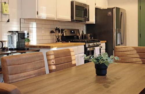 Wrightwood Cabina | Pine Overlook - Steps from Town - Salt Water Hot Tub -AC- Firepit