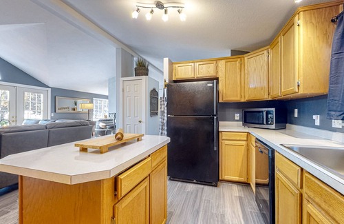 Deschutes River Woods Casa | Pine-Perfected Paradise: Your Family's Relaxing Escape at the Bird House