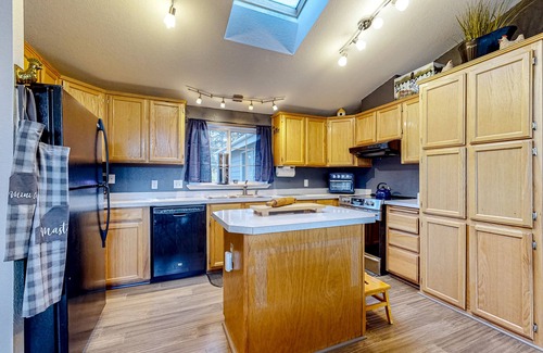 Deschutes River Woods Casa | Pine-Perfected Paradise: Your Family's Relaxing Escape at the Bird House