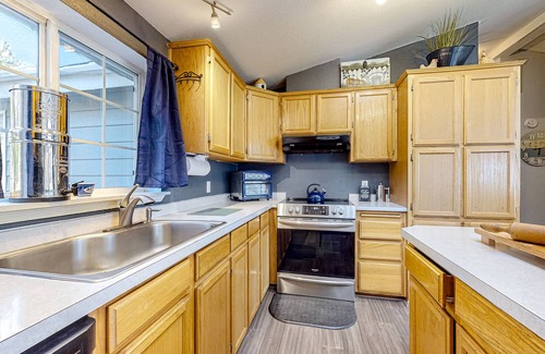 Deschutes River Woods Casa | Pine-Perfected Paradise: Your Family's Relaxing Escape at the Bird House