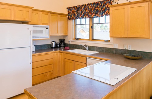 Sisters Condominio | Pine Rest - Escape to this beautiful condo A/C, pet friendly near downtown