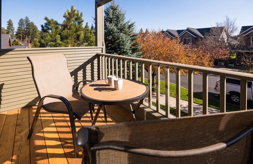 Sisters Condominio | Pine Rest - Escape to this beautiful condo A/C, pet friendly near downtown