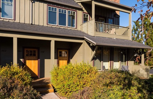 Sisters Condominio | Pine Rest - Escape to this beautiful condo A/C, pet friendly near downtown