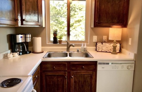 Florissant Cabina | Pine Ridge Cabin– Acogedor y tranquilo