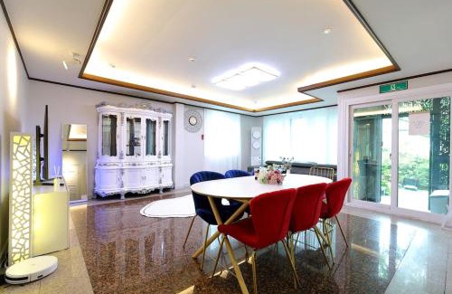 Guro Casa | Pine Tree Garden House