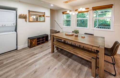 Crestline Cabina | Pine Tree Hideaway with flat property/parking