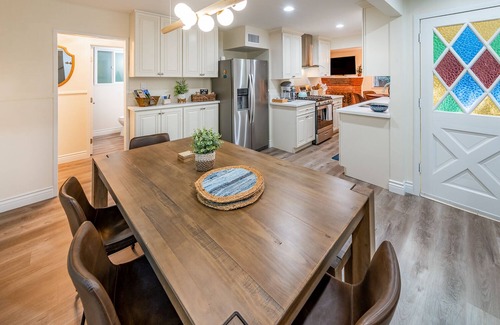 Crestline Cabina | Pine Tree Hideaway with flat property/parking