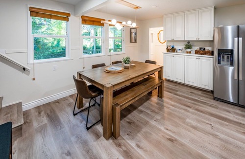 Crestline Cabina | Pine Tree Hideaway with flat property/parking
