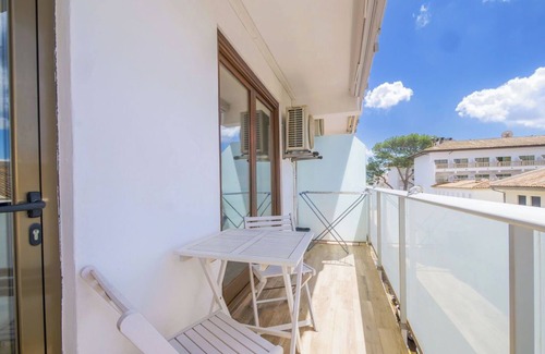 Puerto de Pollensa Apartamento | Pine Walk adjacent, 3rd floor apartment (with lift)WIFI beach 2 min great views.