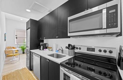 Gillespie Park Apartamento | Pineapple Paradise #1 13 min to Beach Fire Pit