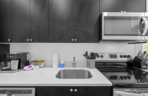 Gillespie Park Apartamento | Pineapple Paradise #1 13 min to Beach Fire Pit