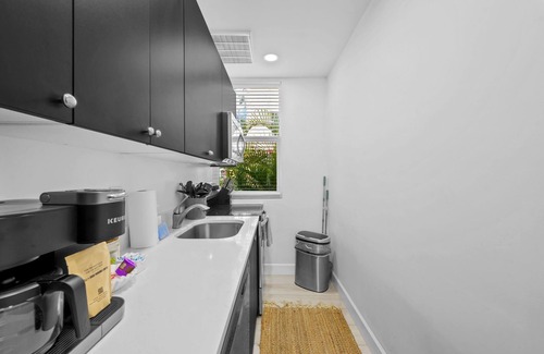 Gillespie Park Apartamento | Pineapple Paradise #1 13 min to Beach Fire Pit