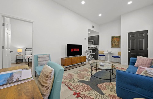 Gillespie Park Apartamento | Pineapple Paradise #2 13 min to Beach Fire Pit