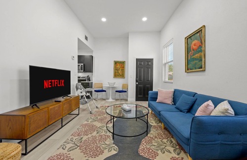 Gillespie Park Apartamento | Pineapple Paradise #2 13 min to Beach Fire Pit
