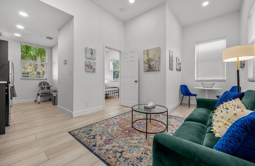 Gillespie Park Apartamento | Pineapple Paradise #3 13 min to Beach Fire Pit