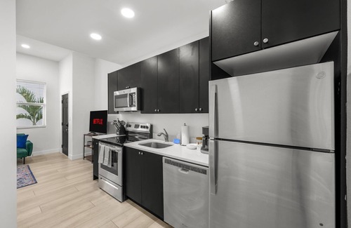 Gillespie Park Apartamento | Pineapple Paradise #3 13 min to Beach Fire Pit