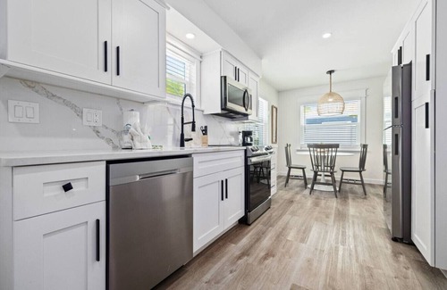 Ilexhurst Casa | Pineapple Paradise! 1 block to Beach access!