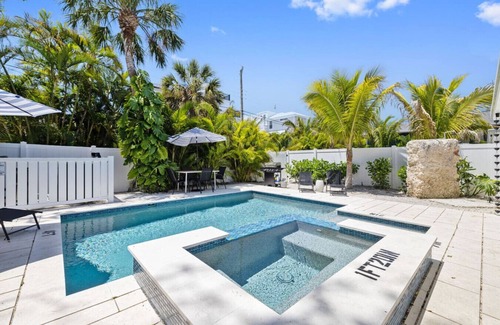 Ilexhurst Casa | Pineapple Paradise! 1 block to Beach access!