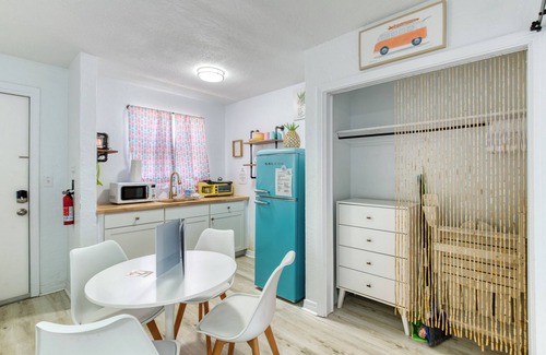Bridgeport Heights Hotel | Pineapple Shores Retro Inn