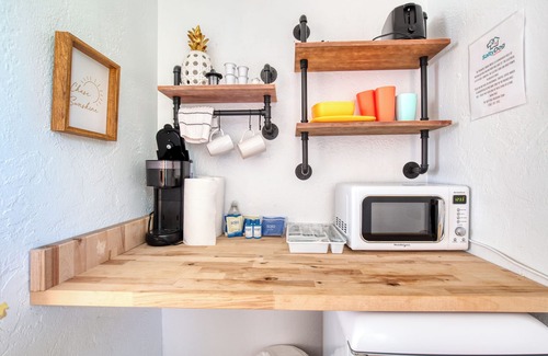 Bridgeport Heights Hotel | Pineapple Shores Retro Inn