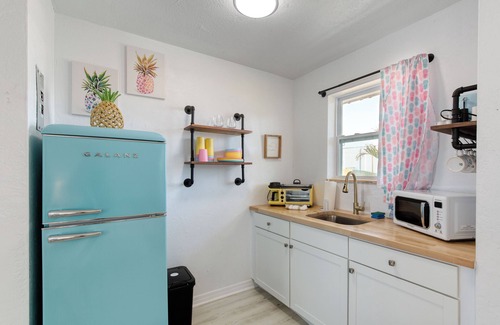Bridgeport Heights Hotel | Pineapple Shores Retro Inn