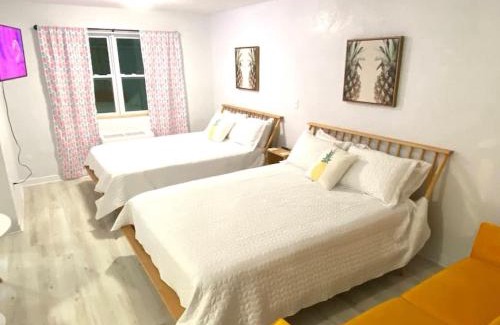 Bridgeport Heights Apartamento | Pineapple Shores Retro Inn 5