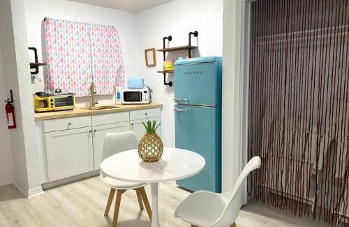 Bridgeport Heights Apartamento | Pineapple Shores Retro Inn 5