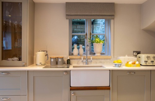 Longborough Cabaña | Pineapple Spa Cottage, Lower Swell - sleeps 4 guests in 2 bedrooms
