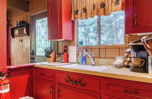 Cold Springs Cabina | Pinecrest Hideaway! Cozy cabin near Dodge Ridge Ski Resort and Pinecrest Lake