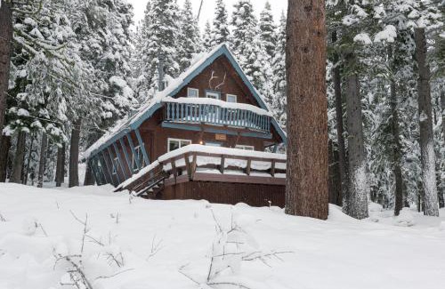 Tahoe City Casa | Pineland Chalet in Tahoe City - Classic Cabin Wood Fireplace Dog Friendly