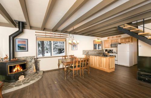 Tahoe City Casa | Pineland Chalet in Tahoe City - Classic Cabin Wood Fireplace Dog Friendly