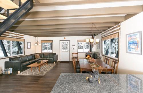 Tahoe City Casa | Pineland Chalet in Tahoe City - Classic Cabin Wood Fireplace Dog Friendly