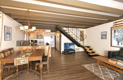 Tahoe City Casa | Pineland Chalet in Tahoe City - Classic Cabin Wood Fireplace Dog Friendly