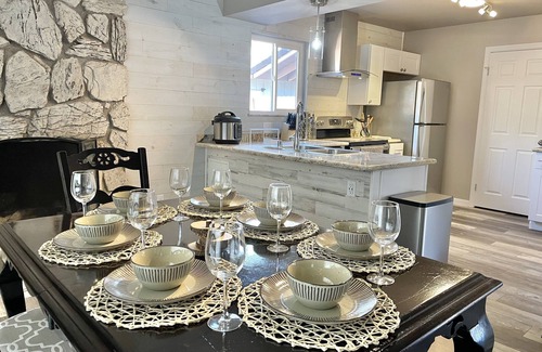 Redding Casa | Pineland Getaway, 4 Queen + 2 Twin ~ Central location