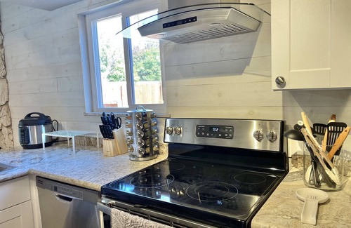 Redding Casa | Pineland Getaway, 4 Queen + 2 Twin ~ Central location