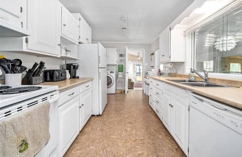 Norland Cabaña | Pines Bay Waterfront cottage with Hot tub!