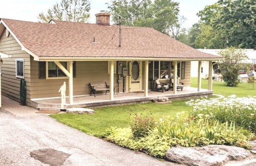 Norland Cabaña | Pines Bay Waterfront cottage with Hot tub!