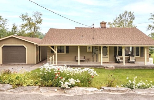 Norland Cabaña | Pines Bay Waterfront cottage with Hot tub!