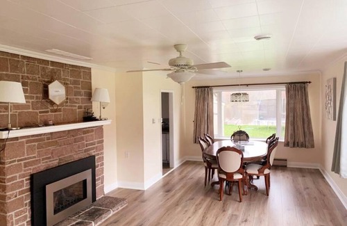 Norland Casa | Pines Bay Waterfront cottage with Hot tub!