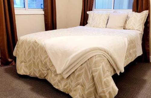 Norland Casa | Pines Bay Waterfront cottage with Hot tub!